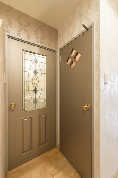 ドアはサイズやデザインをオーダーメイド。テーマカラーのシルバーで合わせ統一感を。