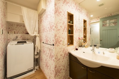 花柄のアクセントクロスで華やかで清潔感のあるパウダールームに。ホワイトオークの床材でつくったニッチ棚をつけることで化粧品もディスプレイされたように。