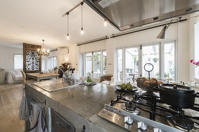 モルタル＋木＋アンテイークがコンセプトのオリジナルキッチン。機器はこだわりの物を使用。