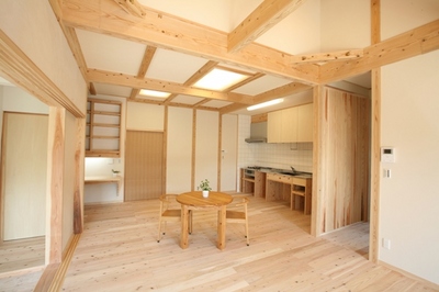 リビングの天井は木目が美しいゆるやかな勾配天井と梁がみえる開放的な空間。 リビングの天井は木目が美しいゆるやかな勾配天井と梁がみえる開放的な空間。