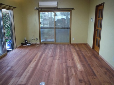 床はフレンチパインを使用。ぐっとあたたかみが増しました。