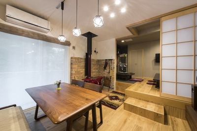 薪ストーブはバーモンドキャスティング社製のアンコール。奥様のリクエストで渋い赤を選びました。
ストーブの温度が上がると赤い色からチョコレート色に変化する色が楽しめます。
リフォームに伴い断熱性が良くなったこともありますが、薪をくべると家中が暖かくなり薄着でも快適なのだそうです。