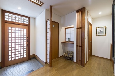 無垢フローリングと木製のサッシを取り付け以前よりもあたたかな木のぬくもりを感じる空間です