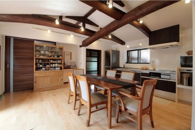 現代の暮らしにあった設備と機能性。世代を越え愛され、家族と過ごしてきた建具や梁。それらを融合し、現代には決して表現できない趣ある空間が古民家の魅力と言える。 現代の暮らしにあった設備と機能性。世代を越え愛され、家族と過ごしてきた建具や梁。それらを融合し、現代には決して表現できない趣ある空間が古民家の魅力と言える。