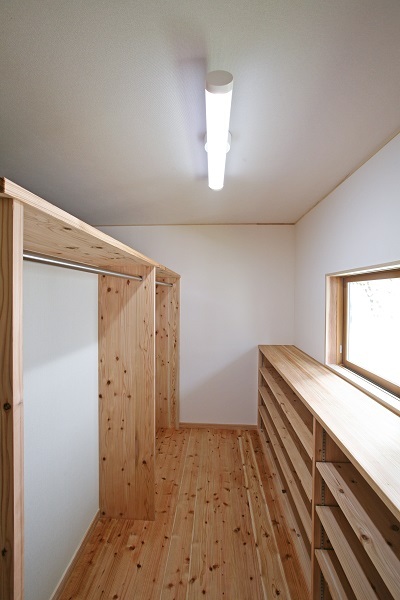 ウォークインクローゼットは完全に仕切らず半オープンにし、風が通り光が入るように。 ウォークインクローゼットは完全に仕切らず半オープンにし、風が通り光が入るように。