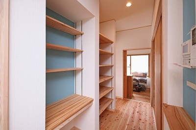 キッチン横の収納庫。リノベーション後は収納2倍でらくらくお片付け。 キッチン横の収納庫。リノベーション後は収納2倍でらくらくお片付け。