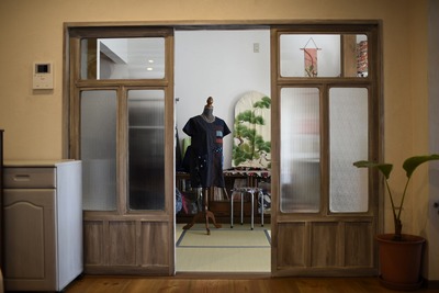 お母様のアトリエとリビングを仕切るのはホームランドが勧めてくれた古い木の引き戸。洋室にも和室にも違和感なく馴染むよう設計。