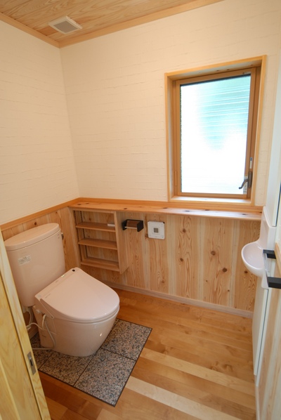 漆喰壁の広々としたトイレ。 漆喰壁の広々としたトイレ。