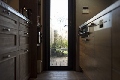 バルコニーに出入りやすいようにウッドデッキをひき、ガーデニングも楽しみながら料理が出来る。たまには手料理の盛り付けに季節の花草を添えて一層美味しく感じる。そして、植鉢に自動水やり器を設置し、お忙しい奥様に最適。 バルコニーに出入りやすいようにウッドデッキをひき、ガーデニングも楽しみながら料理が出来る。たまには手料理の盛り付けに季節の花草を添えて一層美味しく感じる。そして、植鉢に自動水やり器を設置し、お忙しい奥様に最適。