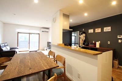 和室を取り払いワンフロアの開放的なLDKへ。
間仕切りがないため、窓からの光と風が通り抜ける。