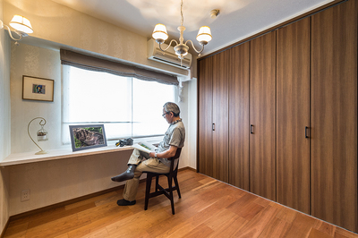 第二応接間にカウンターを設けています。実は、カーテンを上げると博多湾を一望できます。「毎年の花火大会は本当に真正面から上がっていますので、友人もその時期になると集まってくるんですよ。だからこのマンションを手放せないのかもしれませんね。」と奥様が笑いながら話してくれました。第二の応接間は、ときにご主人様の写真撮影や読書のスペースになったり、ピアノを置いていますので、奥様もここでゆっくり音楽を楽しめます。そして、子供さんが帰ってきた時の寝泊まり部屋になります。 第二応接間にカウンターを設けています。実は、カーテンを上げると博多湾を一望できます。「毎年の花火大会は本当に真正面から上がっていますので、友人もその時期になると集まってくるんですよ。だからこのマンションを手放せないのかもしれませんね。」と奥様が笑いながら話してくれました。第二の応接間は、ときにご主人様の写真撮影や読書のスペースになったり、ピアノを置いていますので、奥様もここでゆっくり音楽を楽しめます。そして、子供さんが帰ってきた時の寝泊まり部屋になります。