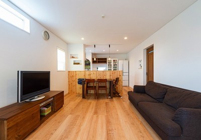 テレビの上の採光用の窓は、ポイントでこれがあるとすごく明るいです テレビの上の採光用の窓は、ポイントでこれがあるとすごく明るいです