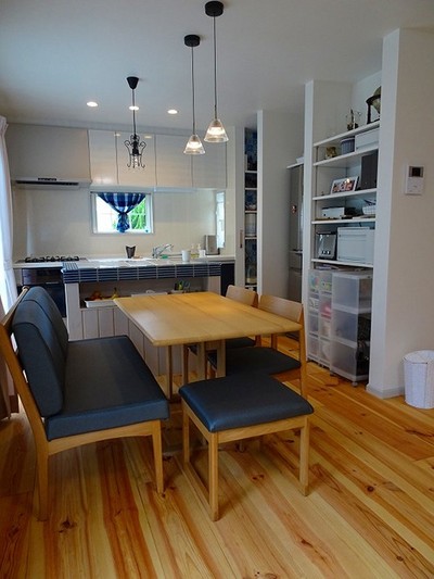 リフォーム前は暗く日の当たらないスペースであったキッチンをリビングの明るい場所に移動しました。
アイランドは弊社のオリジナルです。
床はフランス産ボルドー地方の幅広パイン材をつかいました。この材料は厚みもあり見栄えもよく他のパインと違って堅いのが特徴です。