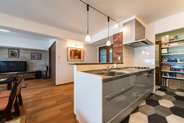 狭くて暗い廊下を広げて、憧れの親子ドアを設置。どこのマンションにも在りがちな縦長いLDKをL型に間取りを変えてみました。
 奥まったキッチンを手前に出して、奥にパントリースペースを設けました。
これからは会話しながら料理もできるでしょう。