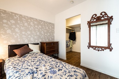 ローラアシュレイのアクセントクロスが素敵な寝室。 ウォークインクローゼットの奥には、隣室につながる通気口を設置。