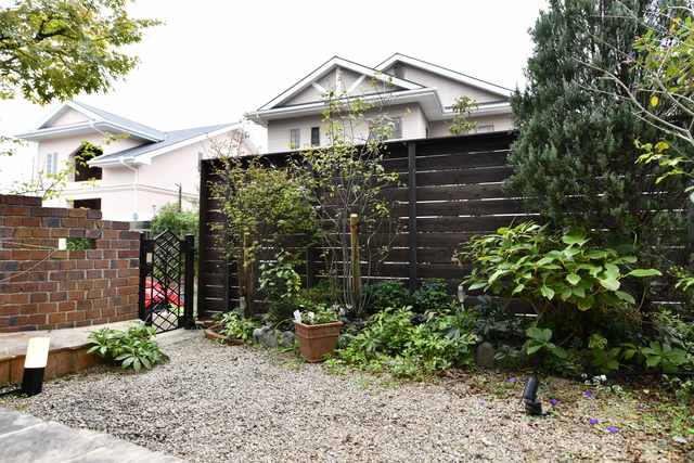 今まで道行く人の気配が気になった庭もウッドフェンスに見せる庭と楽しむ庭に分け、休日はテラスで楽しめるようにしました。 今まで道行く人の気配が気になった庭もウッドフェンスに見せる庭と楽しむ庭に分け、休日はテラスで楽しめるようにしました。