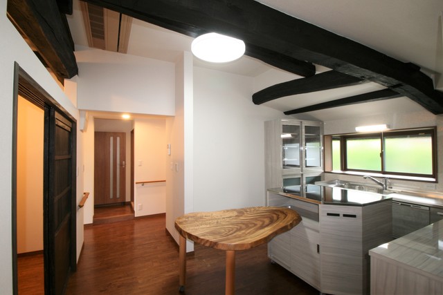 ダイニングキッチン。表しの梁が落ち着いた空間を演出しています。