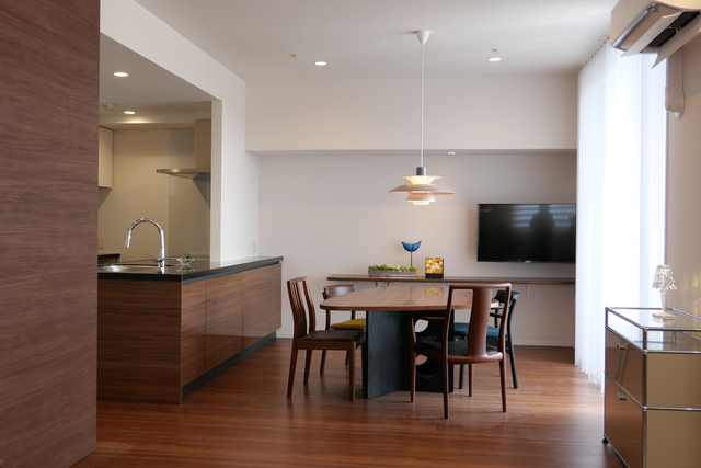 ダイニングにはカウンターを増設し、奥様のPCスペースを設けました。
仲良いご夫婦こそ、それぞれの居場所と心地よい空間を大事にしています。