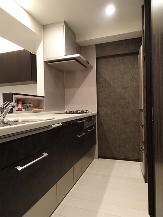 天井高いっぱいまで収納を確保したカップボード。お手持ちの家電に合わせて棚も造作。キッチン前にはサッと取れる位置に便利な調味料スペースを確保。