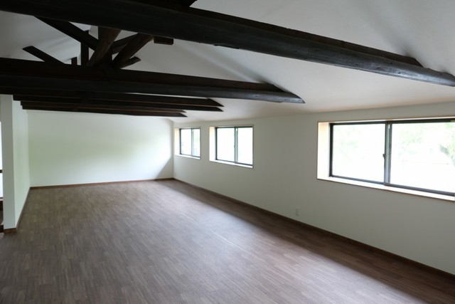 二階の屋根は、葦葺きのトタン屋根でしたが、断熱材を追加して勾配天井にしました。
このスペースは、店舗として貸せるようにリノベーションしました。比較的低い位置の梁はそのまま活用しました。