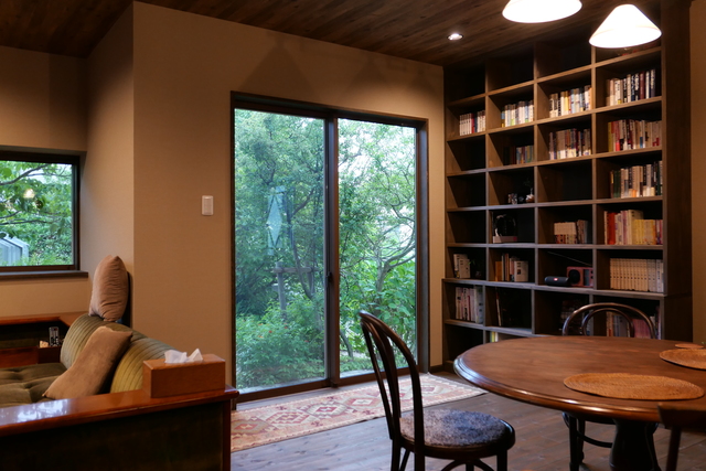 増築部分には書棚を設け、ご主人が読書したりパソコンで作業できるスペースになっています。ダイニングからはお庭を見ることができ、ここでの食事がさらに美味しくなったそうです