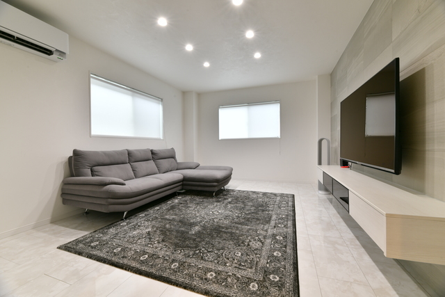 以前は二間続きの和室があるなど、間取りが区切られていた2階。そこで、家族が集まるリビングやDK、水まわりスペースを集約。フロア全体の段差をなくし、2m40cmの天井高に合わせたフルハイトドアでそろえることで、圧迫感を感じさせない空間に生まれ変わりました。白を基調としたインテリアに、心地よい光が映えます。 以前は二間続きの和室があるなど、間取りが区切られていた2階。そこで、家族が集まるリビングやDK、水まわりスペースを集約。フロア全体の段差をなくし、2m40cmの天井高に合わせたフルハイトドアでそろえることで、圧迫感を感じさせない空間に生まれ変わりました。白を基調としたインテリアに、心地よい光が映えます。