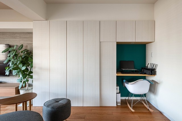 ご主人のワークスペースには、濃い青緑の壁紙を貼り、特別感を演出。