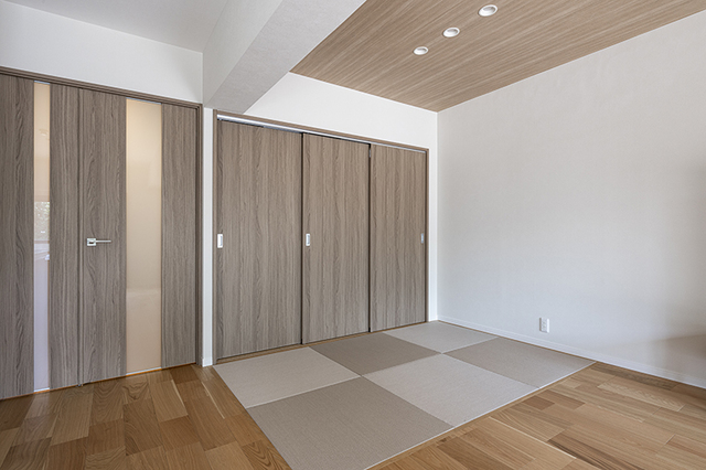 建具や床、壁の色とトーンを合わせた、和紙仕様の琉球畳。
収納の1/3は将来のために、仏間としても利用できるスペースに。
お孫さんがお昼寝していても様子を見れる様あえて仕切らずオープンに。