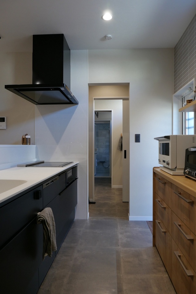 キッチンはブラックでかっこよく、カップボードは木目でナチュラルに仕上げました。 キッチンはブラックでかっこよく、カップボードは木目でナチュラルに仕上げました。