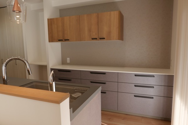 2400サイズのカップボードで収納には困りません。
家電収納の下にはダストボックスのスペースもあり、スッキリ。
パントリーもあり文句なしの収納力です。