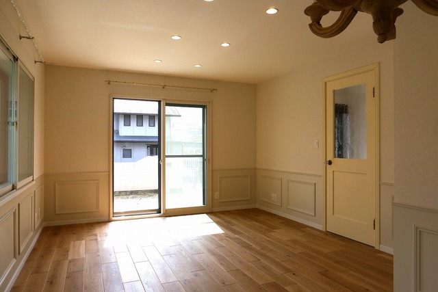 猫を2匹飼われているので、壁の対策も兼ねて、腰壁にモールディングを取り付けています。
オシャレな空間になりました。 猫を2匹飼われているので、壁の対策も兼ねて、腰壁にモールディングを取り付けています。
オシャレな空間になりました。