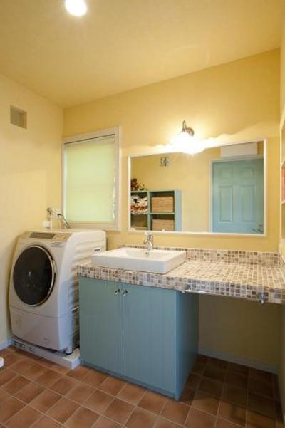 洗面は造作でつくりました。モザイクタイルのベージュと洗面建具のブルーグリーンの色がアクセントになっています。 洗面は造作でつくりました。モザイクタイルのベージュと洗面建具のブルーグリーンの色がアクセントになっています。