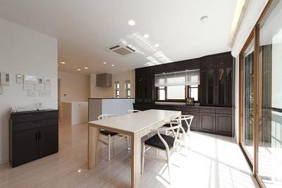 既存の家具にはシートを貼り重厚なリビング家具に変身させました。 既存の家具にはシートを貼り重厚なリビング家具に変身させました。