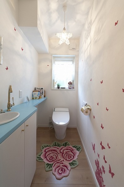 トイレはドアと同じでブルーの手洗いカウンターを付けています。 トイレはドアと同じでブルーの手洗いカウンターを付けています。