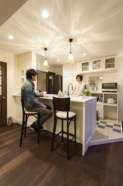 　キッチンの床も「こだわり」のひとつ。白とブルーで、とても爽やか。
照明が映し出す「光と影」も、とても綺麗です。