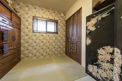 和室にある屏風はお母さんが作ったもの。LDの横には建具を隔ててお母さんの作業場がある。その内、雑貨屋さんをはじめられるかも?! 和室にある屏風はお母さんが作ったもの。LDの横には建具を隔ててお母さんの作業場がある。その内、雑貨屋さんをはじめられるかも?!