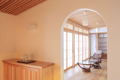 ゆったり過ごせる広縁。奥は茶道具を納める水屋。