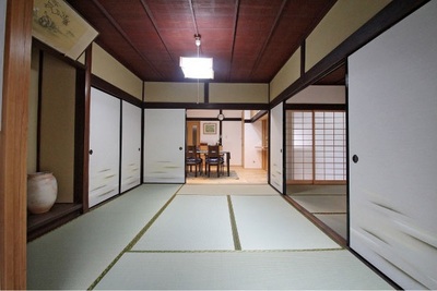 畳や建具、壁が一新された二間続きの和室。何年経っても見劣りしない設えと存在感がある。 畳や建具、壁が一新された二間続きの和室。何年経っても見劣りしない設えと存在感がある。