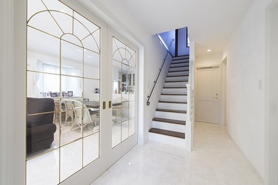 透明感のある、ガラスの両開き建具をつけました。 透明感のある、ガラスの両開き建具をつけました。