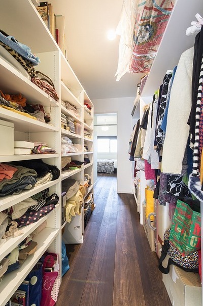お母様の寝室とお嬢さんの部屋の間に収納量たっぷりのウォークインクロゼットを配置しました。 お母様の寝室とお嬢さんの部屋の間に収納量たっぷりのウォークインクロゼットを配置しました。