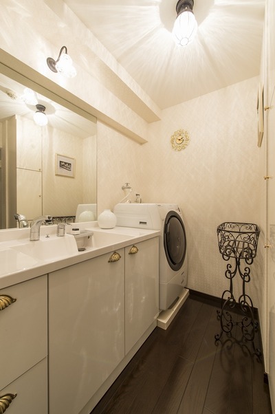 システム洗面台に、エレガントさが際立つシェルのつまみを交換した。照明や小物のコーディネート次第で、既製品でも自分好みに生まれ変わる。