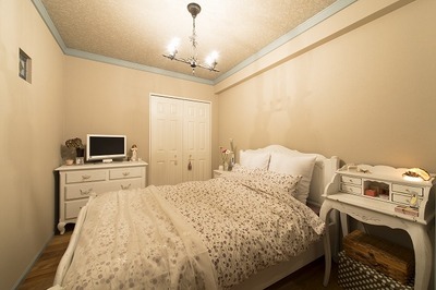 すっきりとしてクールな印象のLDKの雰囲気と一転、ベッドルームはロマンチックなテイストに。天井にはモールとアクセントクロスで雰囲気を高めた。家具はすべてフランスベットで揃え心地よい眠りにつく為の空間づくりにこだわった。