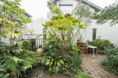 決まった空間の中をゾーンに分けて演出。