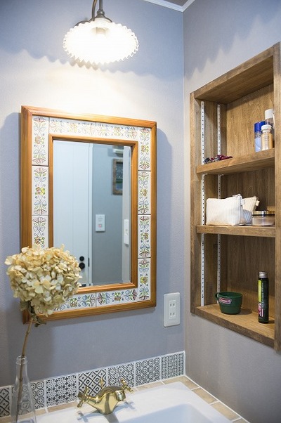 洗面室はずっと大事にされている鏡に合わせて、タイルやクロス、水栓など一つ一つ丁寧に選びました。