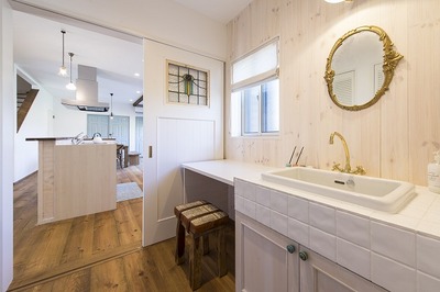 洗面化粧台はオリジナル仕様で、シンクは角型の深いものにしました。 洗面化粧台はオリジナル仕様で、シンクは角型の深いものにしました。