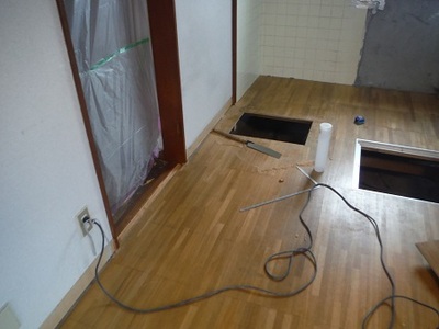 ダイニングの床のBefore写真。