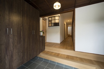 経年美の味わいがある玄関ホールの天井板は着色のみにとどめ、新しい空間の中に取り入れました。 経年美の味わいがある玄関ホールの天井板は着色のみにとどめ、新しい空間の中に取り入れました。