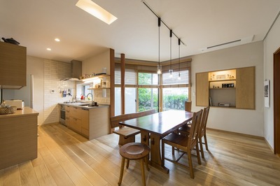 L型キッチンをI型に変え、カップボードを背面に置き、以前よりもすごく使いやすくなったそうです。