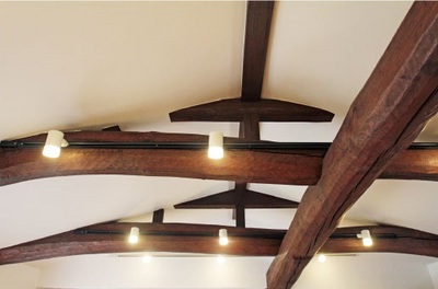 昔ながらの小屋組を現しにして、太い梁をアンティークのように大胆に出し、雰囲気あるリビングダイニングへ。