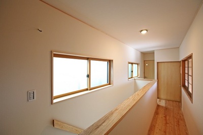 階段の位置を替え、ゆるやかに明るい空間へ。 階段の位置を替え、ゆるやかに明るい空間へ。